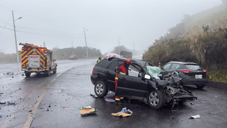 Un vehículo chocó contra un camión en el sector de Papallacta la mañana de este sábado 1 de noviembre.