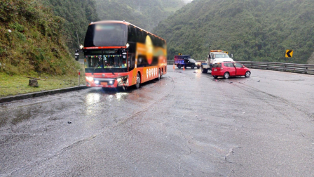 Un bus de pasajeros y un automóvil chocaron en la vía Alóag - Santo Domingo.