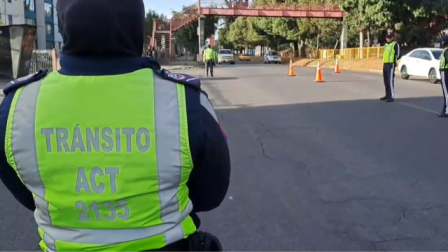 Los agentes de la AMT realizan el control de la restricción vehicular.