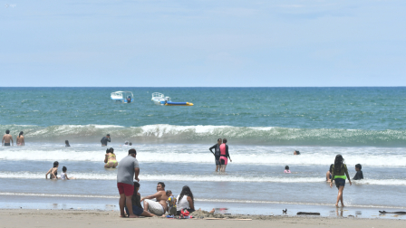 Durante los feriados, se incrementa el número de personas que visitan las playas de Ecuador.