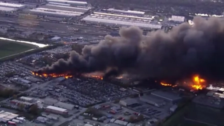 Una gran columna de humo se observó tras el siniestro de un avión de carga de UPS, en Kentucky.