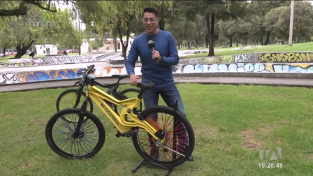 El director de la Fundación Re-cicletas, Juan Eduardo nos enseña como sus bicicletas de botellas plásticas pueden hacer la diferencia.