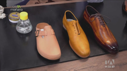 Un abogado de profesión pero zapatero por vocación nos cuenta su transición de profesiones y como llego a realizar los zapatos que luce el presidente del Ecuador.
