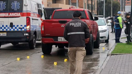 Dos hombres que viajaban en una camioneta roja fueron asesinados por sicarios en la avenida Ordóñez Lasso, a la altura de Los Cerezos, en Cuenca.