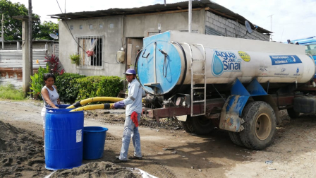 Un tanquero reparte agua en un barrio de Guayaquil.