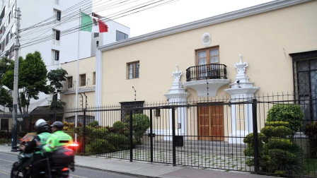Fotografía donde se observa la fachada de la Embajada de México este lunes, en Lima (Perú).