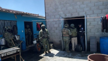 Militares y policías allanaron un vivienda en el sector de Calderón en Quito para combatir la minería ilegal.