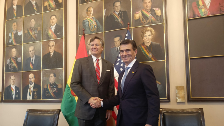 El presidente de Bolivia, Rodrigo Paz, y el subsecretario de Estado de EE.UU., Chistopher Landau, brindaron una rueda de prensa