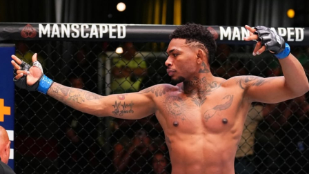 Michael Morales en el octágono de UFC tras ganar su combate.