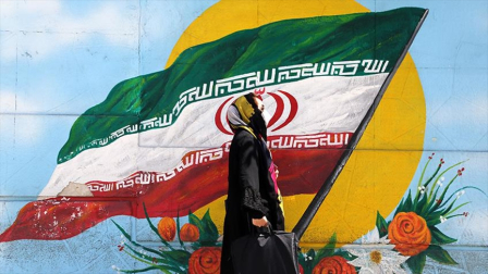 La justicia de Irán investiga a futbolista por video con su esposa.