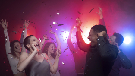 Personas celebran el Día del Soltero con compras, reuniones y actividades que exaltan la independencia personal.