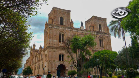 Hecha de oficios y sabores, Cuenca se reconoce en el golpe del martillo, en la hebra de la paja toquilla y en el aroma del mote recién cocinado. Tierra de artesanos, cocineros y corazones laboriosos que mantienen viva su esencia morlaca en cada una de sus tradiciones.