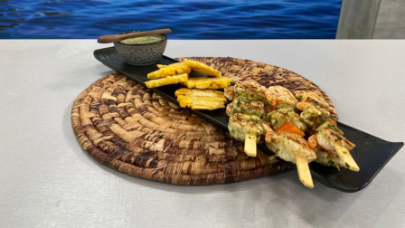 Este miércoles 12 de noviembre del 2025 preparamos pinchos de camarón en salsa de limón, junto al chef Felipe Campana.