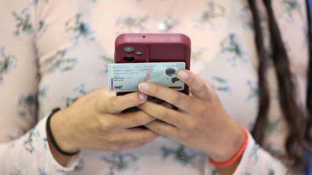 El uso del celular está prohibido mientras sufraga en Ecuador