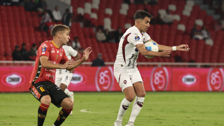 Lisandro Alzugaray (derecha) controla el esférico ante la marca de un futbolista del Deportivo Cuenca, en el partido jugado el 12 de noviembre del 2025.