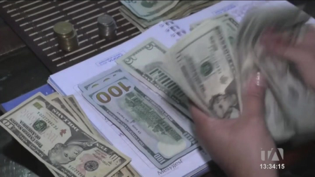 Los servidores públicos ya empezaron a recibir el pago del décimo tercer sueldo, que por disposición del presidente Daniel Noboa se cancelará hasta el viernes 14 de noviembre del 2025.

Un reportaje de Belén Merizalde