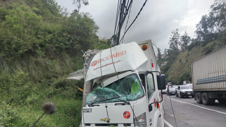 El camión que se impactó con un bus en la avenida Simón Bolívar, en Quito, este jueves 13 de noviembre.