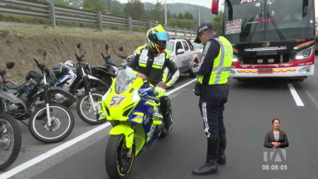Un operativo realizado en la Ruta Viva, en el nororiente de Quito, dejó como resultado 89 vehículos que excedieron el límite de velocidad y 16 conductores sancionados por diferentes infracciones. La AMT anunció que este es parte de una serie de controles que continuarán en la ciudad.

Un reportaje de Juan Miguel Rodríguez