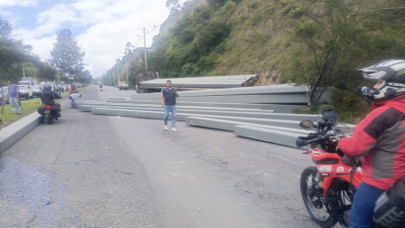 Estructuras metálicas bloquean el paso de vehículos en la av. Simón Bolívar y Panamericana Norte.