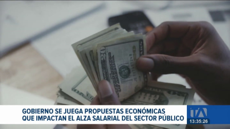 El Ministerio de Trabajo anunció un incremento salarial para el sector público. Paralelamente, se prevé un aumento de 16 dólares en el salario básico unificado. Desde los gremios de trabajadores advierten que estas medidas tendrán un alto costo y podrían no ser sostenibles.

Un reportaje de Fausto Yépez