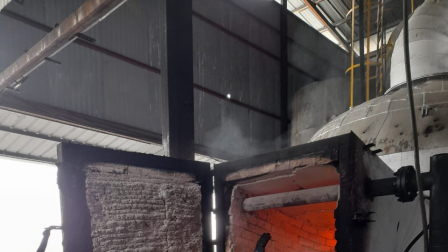 La incineración de productos realizada en Quito este viernes 14 de noviembre.