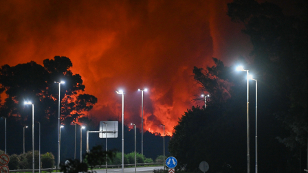 Fotografía donde se ve una nube humo tras una explosión este viernes, en una fábrica en el área industrial de Ezeiza, a unos 36 km de Buenos Aires (Argentina).