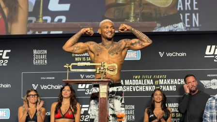 Michael Morales en la ceremonia de los pesajes el viernes 14 de noviembre para el UFC 322.