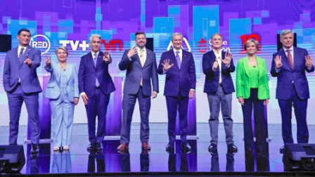 Los candidatos presidenciales Franco Parisi, Jeannette Jara, Marco Enriquez-Ominami, Johannes Kaiser, José Antonio Kast, Eduardo Artes, Evelyn Matthei y Harold Mayne-Nicholls.