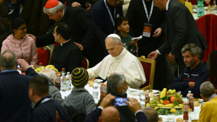 El papa León XIV durante un almuerzo especial con personas en vulnerabilidad, en el Vaticano, el  domingo 16 de noviembre de 2025.