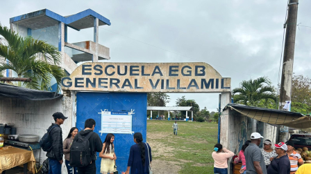 El CNE alertó que en el recinto electoral Escuela General Villamil, un hombre intentó sustraer cuatro papeletas.