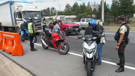 La Agencia Metropolitana de Tránsito realizó operativos de control vehicular en diferentes vías del Quito.