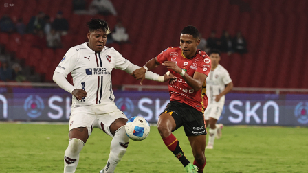 Richard Mina, de Liga Deportiva Universitaria (izquierda) durante el juego de cuartos de final de la Copa Ecuador ante Deportivo Cuenca