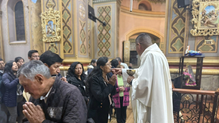 Los fieles llegan hacia el santuario de la Virgen de El Quinche para agradecer los milagros recibidos.