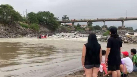 Un joven ayudó a rescatar a dos adolescentes en El Guabo y luego desapareció en medio de la corriente.