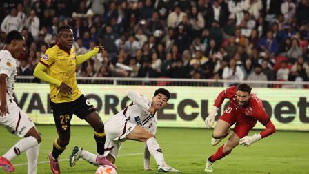 Bryan Ramírez (izq.) y Gabriel Villamil, de Liga de Quito, ante Johnny Quiñónez y el golero torero, Ignacio de Arruabarrena, en el juego de la fecha dos del hexagonal final.