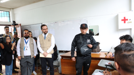 Misión de Observadores de la OEA, encabezados por Nicolás Albertoni, recorrió el recinto de la Escuela Manuel Cordova Galarza.