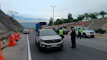 Los vehículos y las motos deben regirse a la medida del Pico y Placa