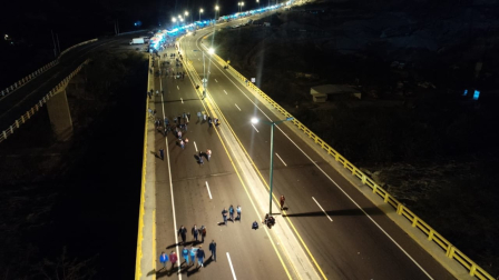 Los peregrinos caminan por la avenida Panamericana Norte, hacia la parroquia de El Quinche.