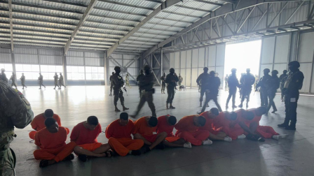 Presos de distintas cárceles del país fueron trasladados hacia la Cárcel del Encuentro, en Santa Elena.