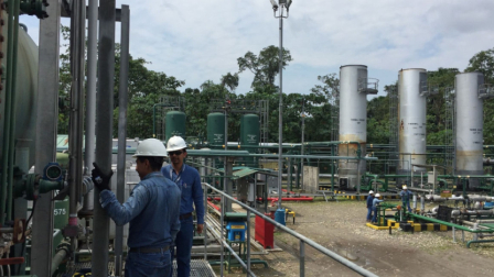 Trabajadores de Petroecuador en el campo petrolero Yasuní ITT.