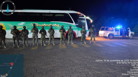 Militares custodian el traslado de presos desde la cárcel de Esmeraldas hacia Guayaquil.