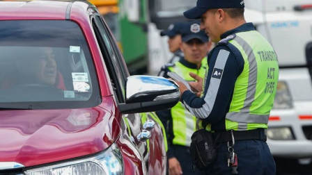 Agentes de tránsito controlan la medida Pico y Placa en dos horarios