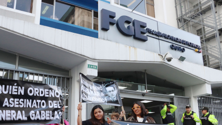 Familiares y amigos de Fernando Villavicencio en Plantón en la Fiscalía de Pichincha, exigiendo la no impunidad de los autores intelectuales.