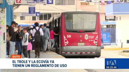 Municipio de Quito aprobó el nuevo reglamento de uso del Trole y la Ecovía. Con esta normativa, los usuarios podrán ser sancionados si dañan las unidades, consumen alimentos no permitidos o evaden el pago de la tarifa, entre otras infracciones.

Un reportaje de Stephany Paz