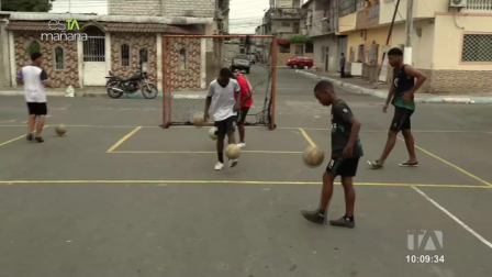 Carlos Grueso, un joven comprometido con su comunidad, busca alejar a niños y jóvenes de la violencia mediante clases de boxeo y fútbol en el barrio Las Malvinas.