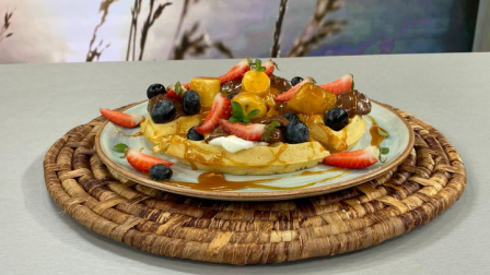 Este jueves 20 de noviembre del 2025 preparamos waffles con bananas acarameladas, junto al chef Felipe Campana.