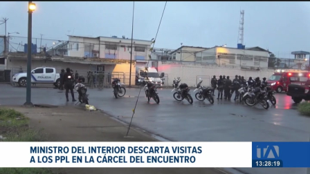 El ministro del Interior, John Reimberg, afirmó que no habrá visitas en la Cárcel del Encuentro. Esto, tras el pedido del defensor del Pueblo de ingresar al centro para verificar las condiciones de los privados de libertad recién trasladados.

Un reportaje de Fausto Yépez