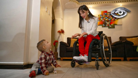 Clara y Soraya jamás eligieron convertirse en una cifra, pero la imprudencia de otros marcó sus vidas para siempre: una quedó en silla de ruedas, la otra perdió a su hija. Sus historias muestran el costo real de la falta de conciencia al volante en un país que ocupa el segundo lugar en muertes por siniestros de tránsito. Aquí ponemos el foco en por qué estas tragedias siguen repitiéndose en las carreteras ecuatorianas.