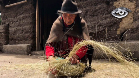 Bajo un sol inclemente, las salineras mantienen vivo un oficio que casi no tiene relevo. Entre agua, piedra y paciencia, el “oro blanco” nace de un trabajo que exige cuerpo y memoria.  Mamá Lola comparte en primera persona cómo es resistir como una de las últimas guardianas de esta tradición.