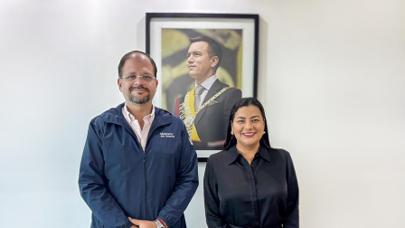 El ministro Jhon Reimberg y Yuri Colorado, presidenta de AME, en una reunión.